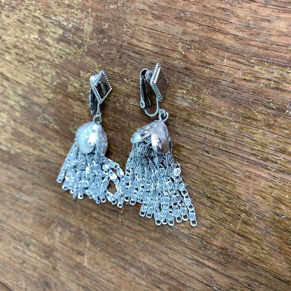 Vintage 1960s Sarah Coventry Silver tone Scroll link tassel clip on earrings - Picture 1 of 6